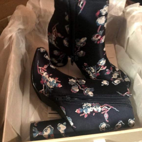 Urban Outfitters Flower Embroidered Ankle boots - Picture 5 of 5